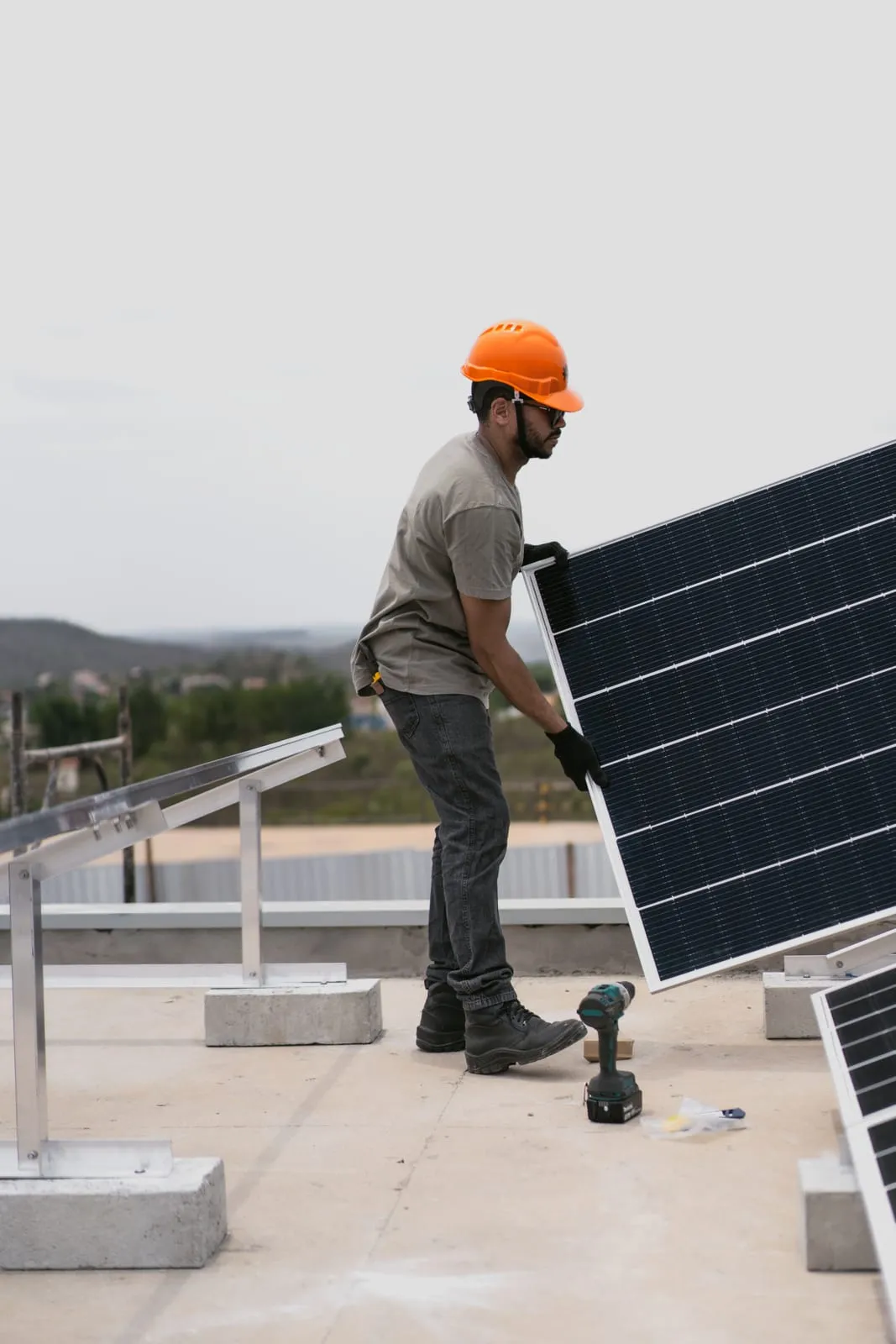 Instalação de módulos de energia solar em telhado residencial.