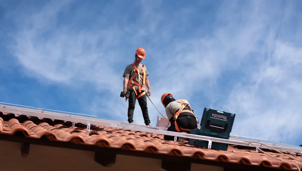 Nossa empresa, siella solar, instalando um projeto de energia solar.