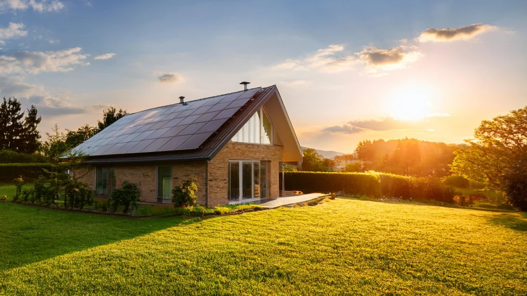 Painéis solares instalados no telhado de uma casa, representando o investimento em energia solar.