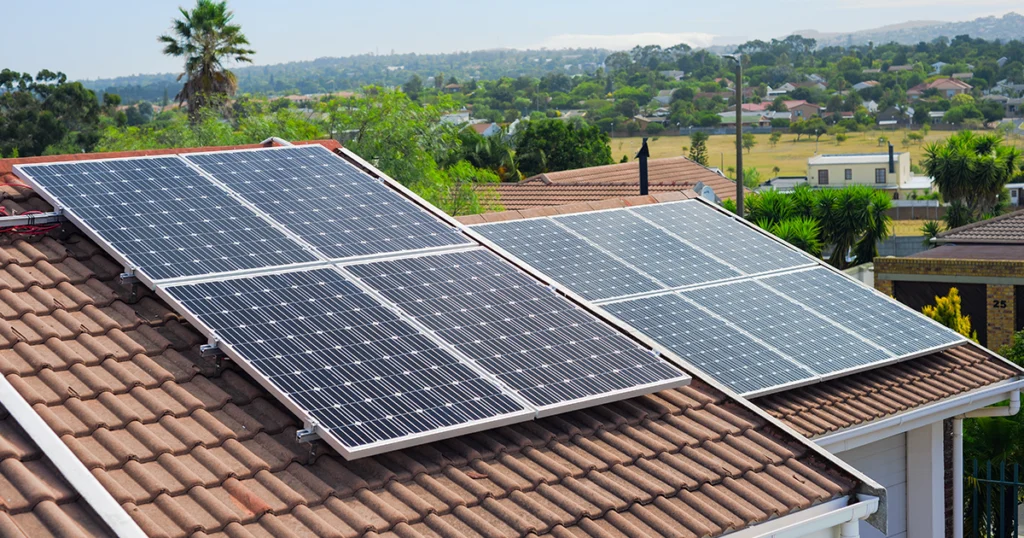 Quem tem energia solar paga conta de luz?