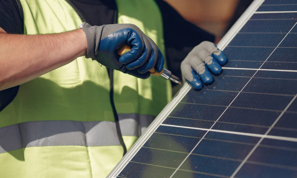 Homem realizando manutenção preventiva em energia solar
