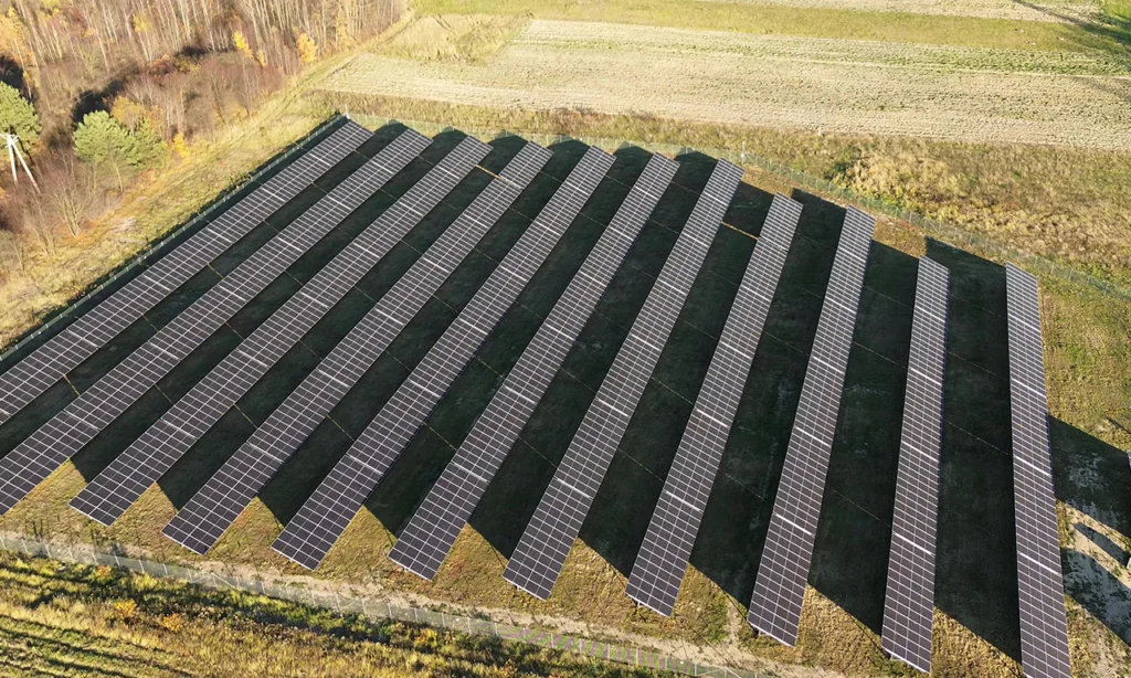 Placas de energia solar gerando energia para ser compensada, isso só é possível devido ao net metering