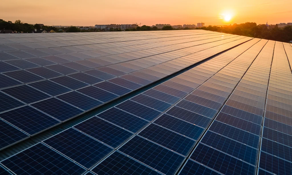 Grande usina de energia solar fotovoltaica com dezenas de módulos gerando eletricidade limpa, demonstrando como funciona a energia solar fotovoltaica