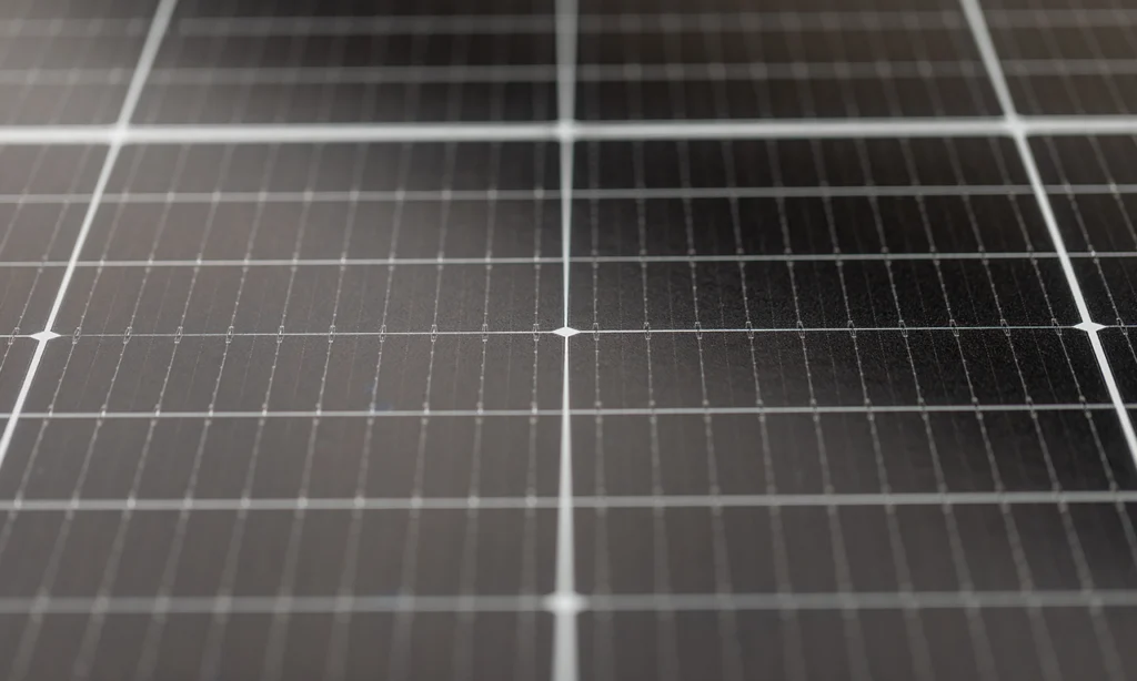 Detalhe de painel fotovoltaico usado para geração de energia durante o dia, essencial para viabilizar o uso da energia solar à noite.
