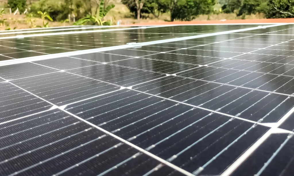 Conjunto de painéis solares instalados em telhado residencial, etapa fundamental para entender como funciona a energia solar à noite em sistemas conectados ou com armazenamento.