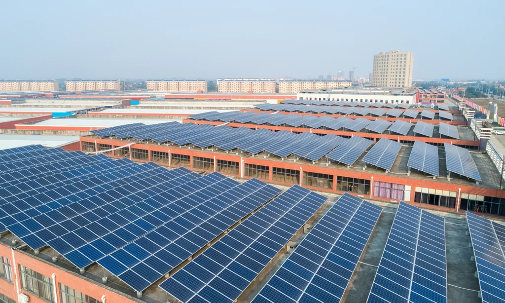 Painéis solares instalados em campo aberto sob céu azul, ilustrando a vida útil das placas solares em ambientes com alta radiação solar.