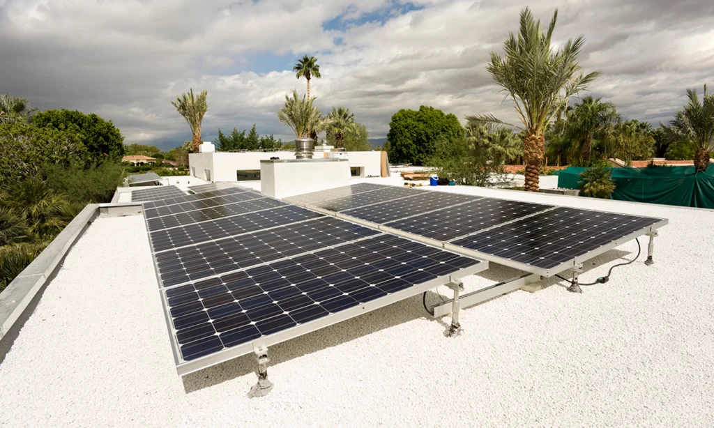 Sistema de energia solar instalado em telhado plano de residência, destacando a vida útil das placas solares em regiões de clima seco