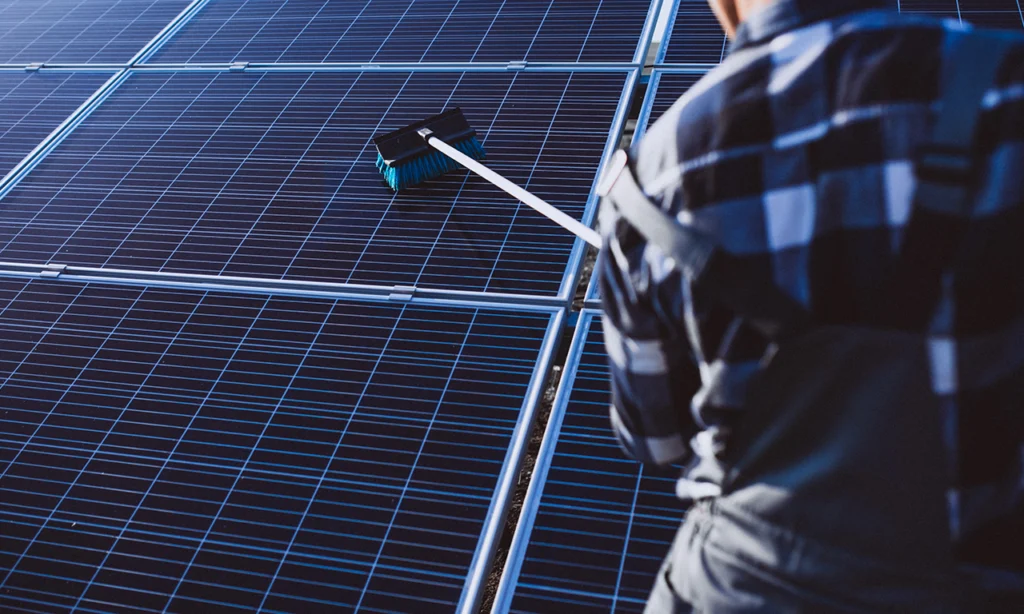 Limpeza dos painéis solares 02 - manutenção preventiva em energia solar