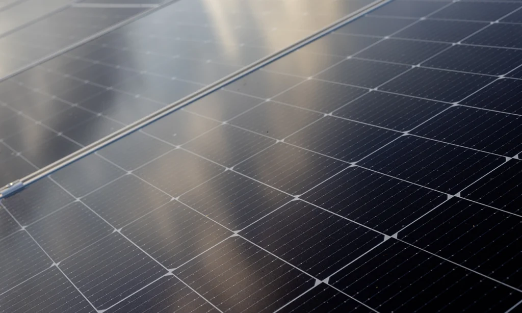 Módulos solares de alta eficiência instalados por empresa confiável de energia solar.