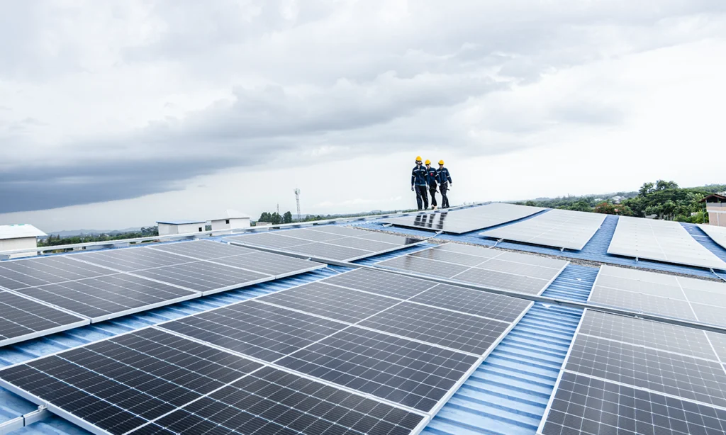 Técnicos especializados durante instalação realizada por empresa de energia solar com certificação