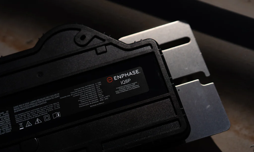 Detalhe técnico do microinversor Enphase IQ8P evidenciando suas especificações e qualidade de construção, uma referência entre os melhores microinversores do mercado solar.