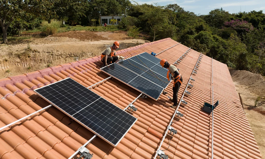 Instalação de painéis solares com microinversores Enphase em telhado residencial, destacando aplicação prática do melhor microinversor para sistemas com máxima eficiência.