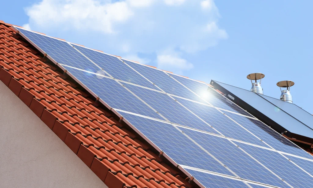 Casa moderna com sistema de energia solar residencial em telhado plano, destacando a integração da energia solar para residência em projetos contemporâneos.