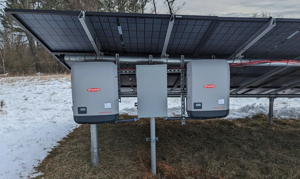 Sistema fotovoltaico com dois inversores string Fronius instalados em estrutura metálica externa, ilustrando um dos principais tipos de inversor solar.