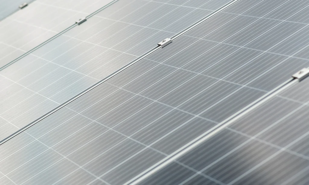 Detalhe de módulos fotovoltaicos interligados, representando a importância da instalação segura conforme a norma ABNT NBR 17193:2025 para prevenção de incêndios em sistemas de energia solar.