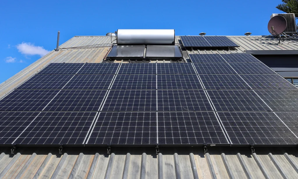 Sistema de energia solar instalado sobre telhado residencial, ilustrando as exigências da NBR 17193:2025 quanto ao afastamento entre painéis e segurança contra incêndios.